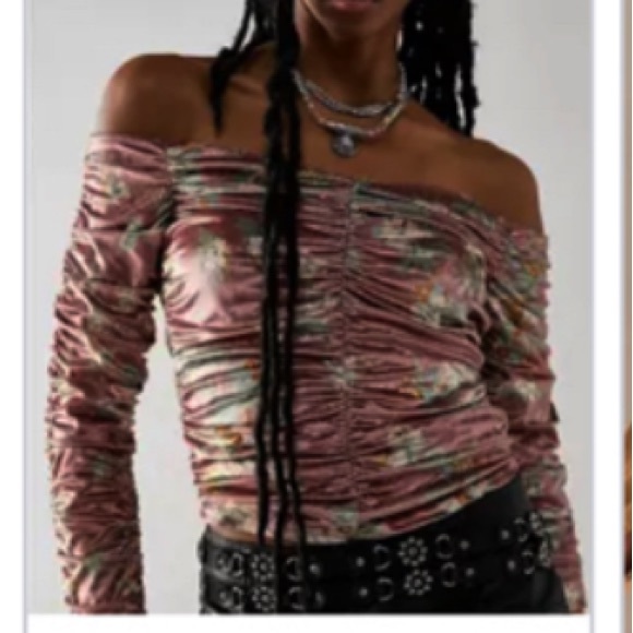 FREE PEOPLE REINA FLORAL OFF SHOULDER LONG SLEEVE FLORAL VELVET TOP SIZE MEDIUM - Picture 4 of 5